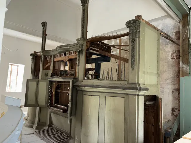 Orgeltorso in Auleben auf der Empore der Petri-Kirche