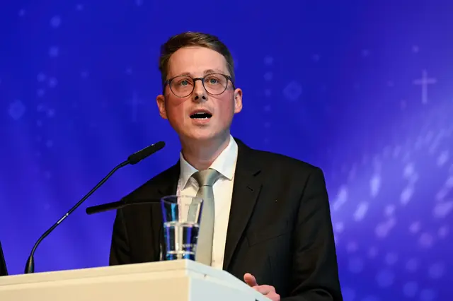 Der Hildesheimer Theologe Georg Kalinna stellte in seinem Vortrag fest, dass in der Theologie Macht eng mit dem Göttlichen zusammenhänge.  | Foto: epd-bild/Heike Lyding