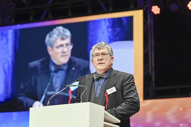 Landesbischof Friedrich Kramer, Friedensbeauftragter des Rates der EKD, stellte 2023 bei der Tagung der EKD-Synode in Ulm eine überarbeitete Friedensdenkschrift in Aussicht. Jetzt wurde sie in Dresden vorgestellt.  | Foto: epd-bild/Heike Lyding