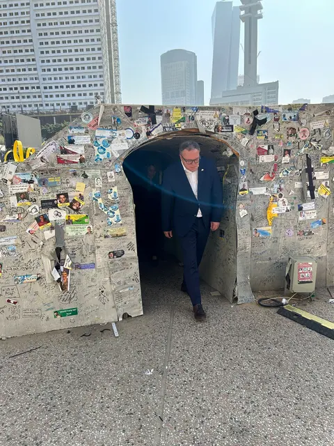 Der Ministerpräsident schritt auch durch den dort nachgebauten Tunnel, in denen die Hamas Geiseln festgehalten und und ermordet hat.
 | Foto: Willi Wild