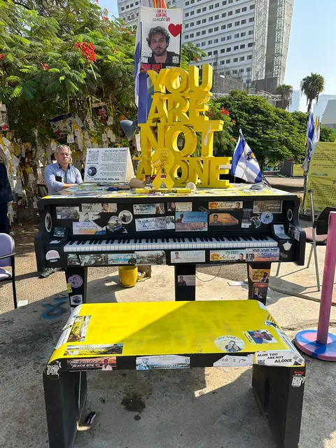 Es sei ein tief bewegender Ort durch die Fotos der Geiseln und die vielen Zetteln mit Wünschen, so Voigt. | Foto: Willi Wild