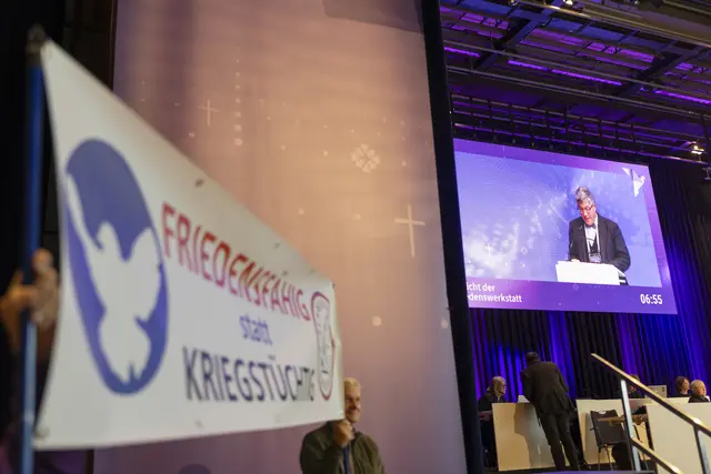 EKD-Friedensbeauftragter Friedrich Kramer bei der Vorstellung der Friedensdenkschrift zur Synode in Dresden | Foto:  epd-bild/Paul-Philipp Braun