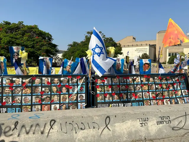 Auf dem Platz finden sich zahlreiche Bilder und Plakate, auf denen die Rückkehr der nach Gaza verschleppten Geiseln gefordert wird. | Foto: Willi Wild