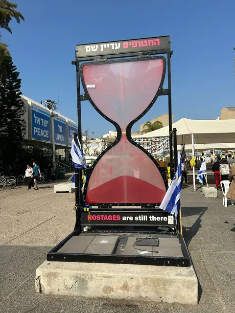 Eine Sanduhr, die anzeigt, wie viele Geiseln noch in Gaza sind. | Foto: Willi Wild