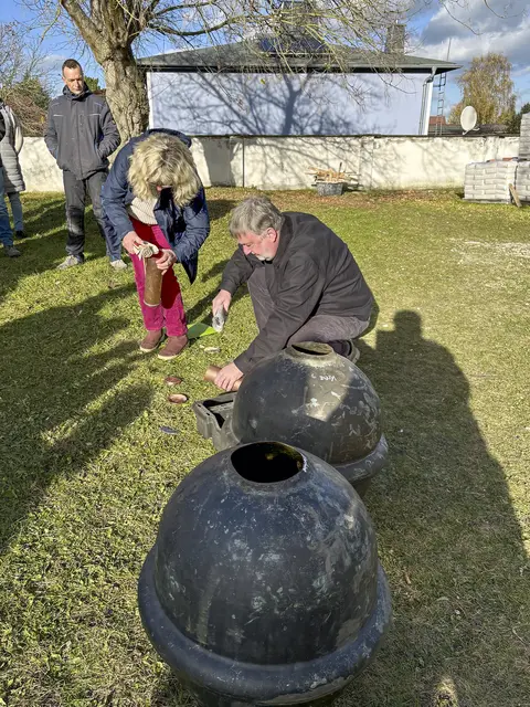 In der Hülse befindet sich nun auch ein "Glaube + Heimat"-Exemplar. | Foto:  Uwe Kraus