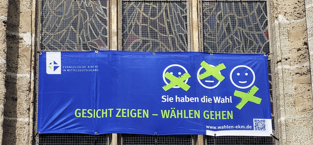 Aufruf zur GKR-Wahl: So wie das Banner an der Blasii-Kirche in Nordhausen im Kirchenkreis Südharz weisen die Gemeinden auf die bevorstehende GKR-Wahl hin. 524 000 Gemeindeglieder der EKM sind im Herbst aufgerufen, insgesamt 1717 Gemeindekirchenräte zu wählen. Das Banner ist im Landeskirchenamt erhältlich. | Foto: Kirchenkreis Südharz