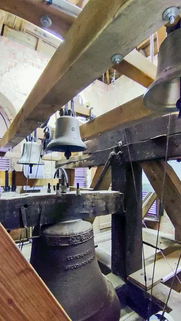 Blick in den Turm: Acht Glocken hängen dort. Die neunte geht nicht mehr hinein. Sie soll einen separaten Glockenstuhl mit Dach erhalten. Für die Glockensteuerung wurde eine App programmiert (rundes Foto). | Foto: Thorsten Keßler