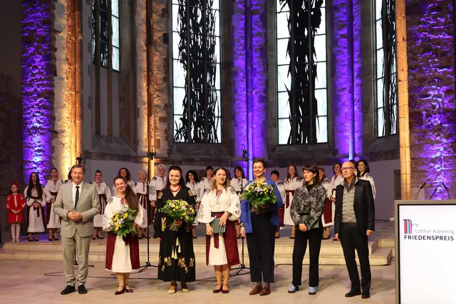 Der ukrainische Frauenchor „My s Ukrainy“ (Ми з
Украіни – Wir sind aus der Ukraine) und das Team der „Bürger:innen-Bühne“ des Theaters Magdeburg bei der Preisverleihung | Foto: Thomas Nawrath