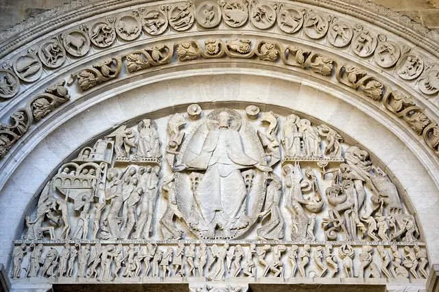 Das Westportal der Kathedrale von Autun (Frankreich) zeigt eine der bedeutendsten Darstellungen des Jüngsten Gerichts. | Foto: Hervé Rouveure – stock.adobe.com