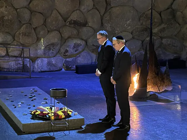 Thüringens Ministerpräsident Mario Voigt (l.) und Innenminister Georg Maier legen in der Gedenkhalle in Yad Vashem einen Kranz nieder  | Foto: Willi Wild