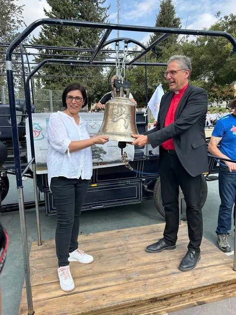 Der brandenburgische Pfarrer Helmut Kautz (r.) übergibt die Glocke an Johaina Dakwar Salim, die Direktorin der Max Rayne Jerusalem Elementary School, eine Einrichtung der Hand in Hand Schulen.
 | Foto: Willi Wild