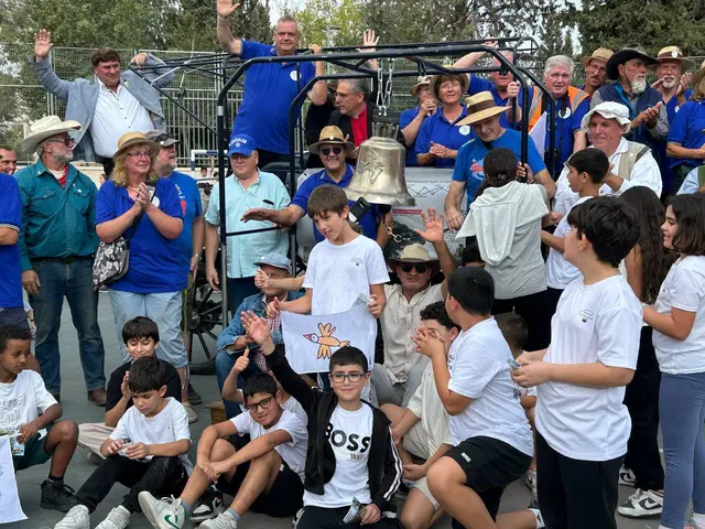 Angekommen: Die Glocke aus Militärschrott ist bestimmt für die „Hand in Hand Schule“ in Jerusalem.  | Foto: Willi Wild