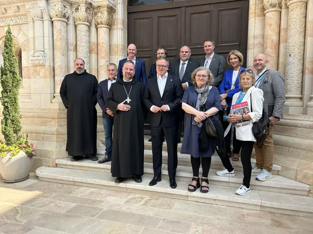 (Vorne v.l.) Abt Nikodemus Schnabel, Ministerpräsident Mario Voigt und Dorothea Marx, SPD-Landtagsabgeordnete, EKM-Synodale und Vorsitzende des Fördervereins der Jüdisch-Israelischen Kulturtage Thüringen  | Foto: Willi Wild