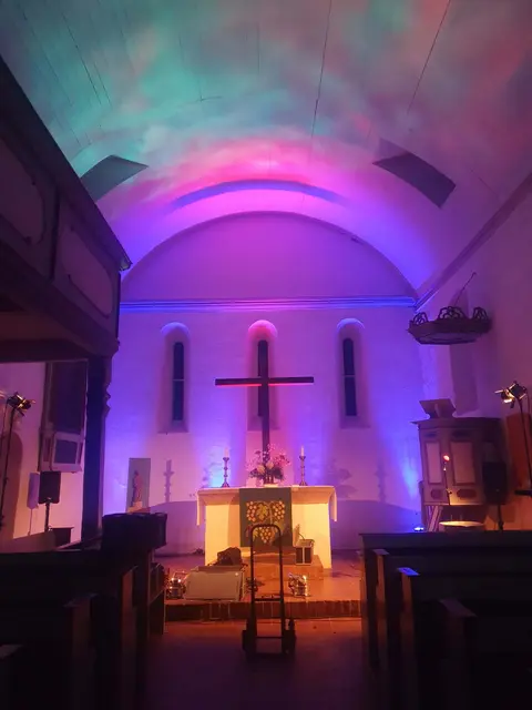 Die Kirche in Bülzig wurde dank helfender Eltern wunderbar ausgeleuchtet zum Abschluss des Martinsumzugs. | Foto: Svenja Siebert
