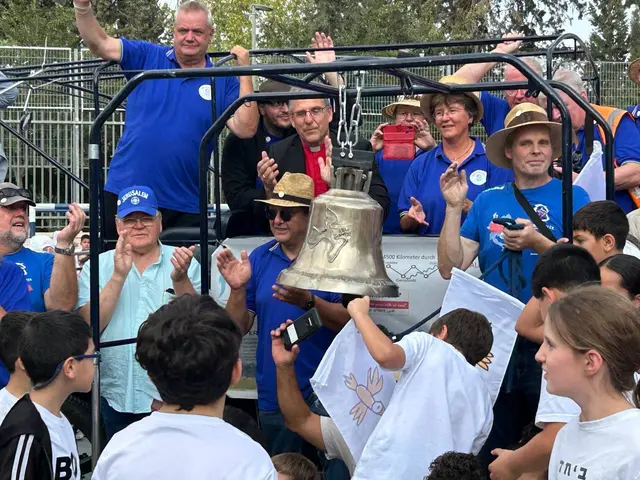Die Gruppe um den brandenburgischen Pfarrer Helmut Kautz (Mitte, hinten) hat mehr als 3.500 Kilometern hinter sich und ist durch acht Länder mit den Gespannen gereist.  | Foto: Willi Wild