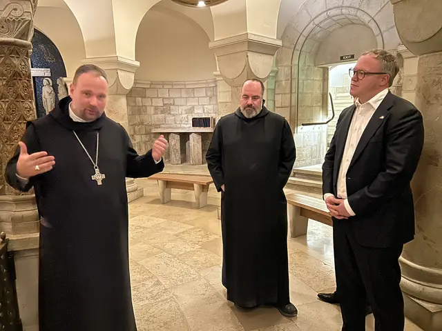 Krypta der Dormitio Abtei: Abt Nikodemus Schnabel (v.l.), Prior Pater Basilius und Ministerpräsident Mario Voigt  | Foto: Willi Wild 