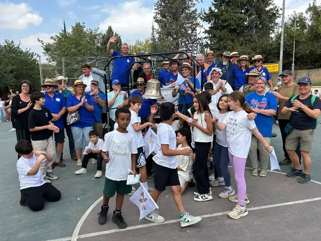 Großen Freude über die Ankunft der Glocke:  In der „Hand in Hand Schule“ werden jüdische, christliche und muslimische Kinder gemeinsam unterrichten.  | Foto: Willi Wild
