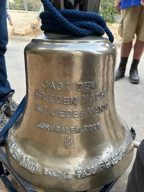 Die Glocke ist in Gömnigk bei Brück in Brandenburg aus Militärschrott gegossen worden. | Foto: Willi Wild