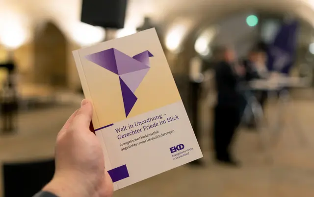 Die EKD hatte während der Tagung ihrer Synode in Dresden die neue Friedensdenkschrift veröffentlicht. Anlass für den neuen Grundsatztext ist die russische Invasion in der Ukraine 2022. Im Zuge dessen kam es zu innerevangelischen Debatten über die Zulässigkeit von Waffenlieferungen. Die neue Denkschrift akzentuiert anders als ihre Vorgängerin 2007 den Schutz vor Gewalt und gibt ihm einen Vorrang, für den auch militärische Gewalt gerechtfertigt sein kann. | Foto: epd-bild/Paul-Philipp Braun