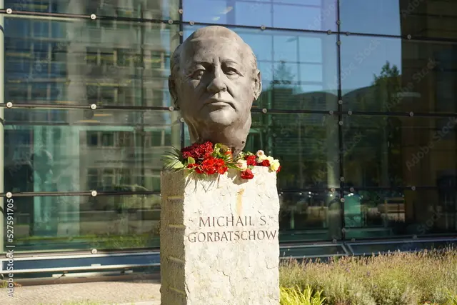 Bild: Büste von Michail Gorbatschow mit Blumen geschmückt, Teil des Denkmals „Väter der Einheit“ vor dem Axel-Springer-Hochhaus in Berlin am 01.09.2022.  | Foto: Foto: Achim Wagner.