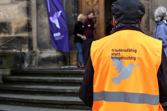 Friedensverbände in der evangelischen Kirche üben Kritik an der neuen Friedensdenkschrift der EKD. Die Denkschrift fokussiere sich darauf, militärisches Handeln friedensethisch zu rehabilitieren, heißt in einer Stellungnahme der Arbeitsgemeinschaft Dienst für den Frieden (AGDF). So frage die Denkschrift nicht, was passiere, wenn Abschreckung scheitere. | Foto: epd-bild/Paul-Phillip Braun