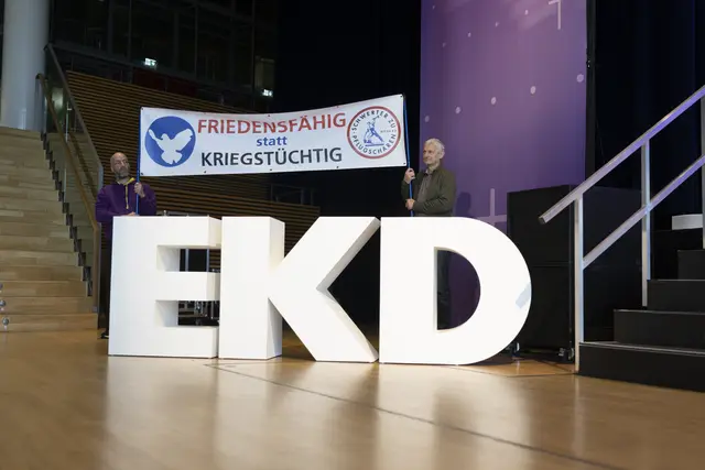 Bei der Vorstellung des Papiers hatten auch Gäste im Saal Platz genommen. Während der Einbringung bekundeten einige von ihnen durch Zwischenrufe ihren Unmut. Wie hat die Synode diese Äußerungen aufgenommen? | Foto: epd-bild/Paul-Philipp Braun