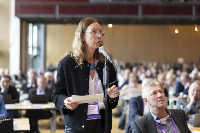 EKD-Synodale Friederike Spengler hat die neue Friedensdenkschrift scharf kritisiert. Insbesondere zwei Punkte trieben sie besonders um, sagt die Regionalbischöfin der EKM: Die Fragen zum Thema der atomaren und nuklearen Bewaffnung sowie die Haltung der Denkschrift zum Pazifismus. | Foto: epd-bild/Paul-Philipp Braun