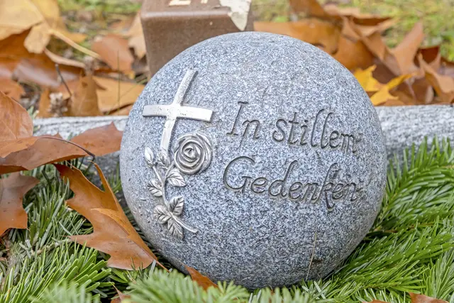 Wie ein Mensch zu seiner letzten Ruhe gebettet wird, hängt stark von seiner Religion ab.  | Foto: epd-bild/Norbert Neetz 