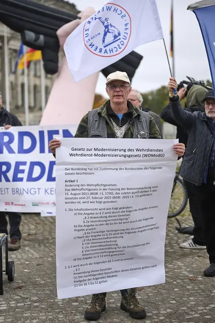 Protest gegen Wehrdienst-Modernisierungsgesetz vor dem Bundestag in Berlin. | Foto: epd-bild/Christian Ditsch