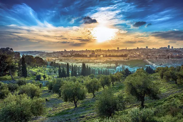 In einer Vision sieht Johannes in seiner Offenbarung ein neues Jerusalem, eine heilige Stadt, die vom Himmel kommt. | Foto: John Theodor – stock.adobe.com