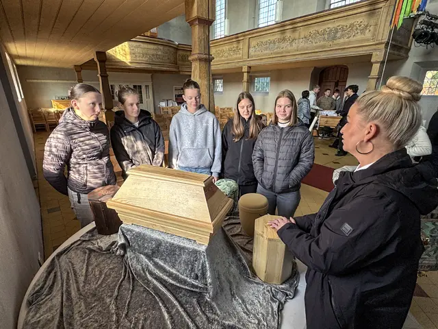 Bestattermeisterin Andra Bothur (r.) zeigte den Schülerinnen und Schülern Urnen und einen Kindersarg. | Foto: Andreas Bechert