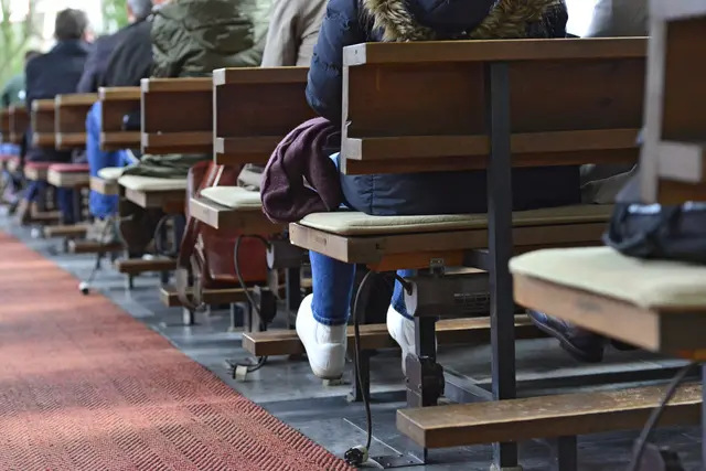 Heizstrahler unter den Kirchenbänken in der Universitätskirche St. Petri in Magdeburg  | Foto: epd-bild/Heike Lyding