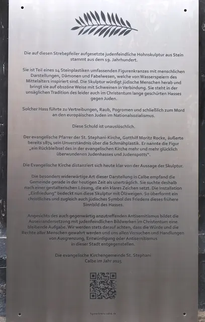 Auf der am 19.11.2025 enthüllten Gedenktafel der evangelischen Kirchengemeinde von Calbe steht der verpflichtende Satz: "Wir werden stets darauf achten, dass die Würde und die Rechte aller Menschen gewahrt werden und uns allen Versuchen und Handlungen von Ausgrenzung, Entwürdigung oder Antisemitismus in dieser Stadt entgegenstellen." | Foto: Thomas Nawrath
