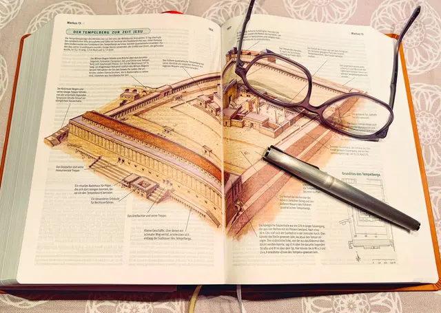 Die 2025 veröffentlichte Elberfelder Studienbibel ist laut Verlag "die umfassendste Studienbibel, die je erschienen ist". 
 | Foto: epd-bild/Marcus Mockler