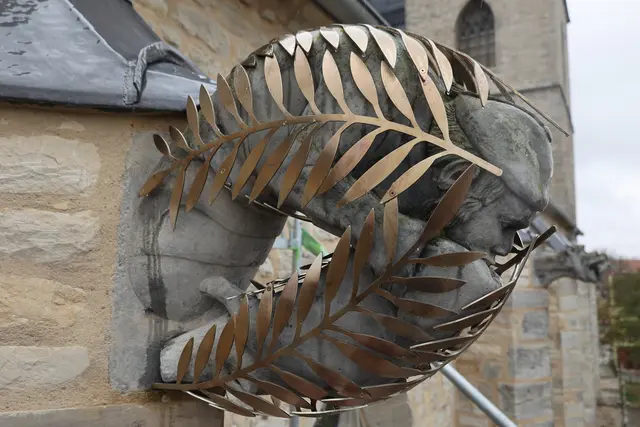 Am 19.11.2025 wurde die Kunstinstallation "Einfriedung" von Thomas Leu an der St. Stephani-Kirche in Calbe (Saale) enthüllt. Damit wird die judenfeindliche Schmähplastik aus dem 19. Jahrhundert dauerhaft (teil-)verhüllt. | Foto: Thomas Nawrath