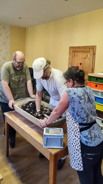 Im Gemeinderaum werden die Zutaten für den Stollen von fleißigen Gemeindegliedern kräftig durchgeknetet. | Foto: Thorsten Kessler