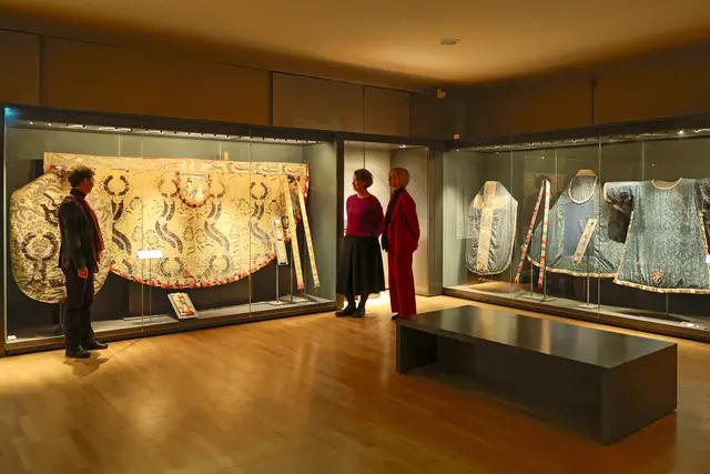 Zum Textilschatz gehören 86 vollständig erhaltene Gewänder von Bischöfen und Priestern. | Foto: Thomas Nawrath