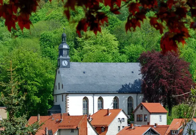 Die St.-Trinitatis-Kirche wurde von 1682 bis 1686 im gothaischen Teil der zu dieser Zeit geteilten Stadt Ruhla als Ersatz für die Vorgängerkirche von 1601 erbaut. Seit den 1920er Jahren ist die Kirche kommunales Eigentum; die Kirchgemeinde hat jedoch weiterhin das uneingeschränkte Nutzungsrecht. Seit 1996 wird die Kirche schrittweise saniert. Der Förderverein Sankt Trinitatis trägt seit 1997 zur Sanierung bei. | Foto: Foto: KG Ruhla/Silvia Rost