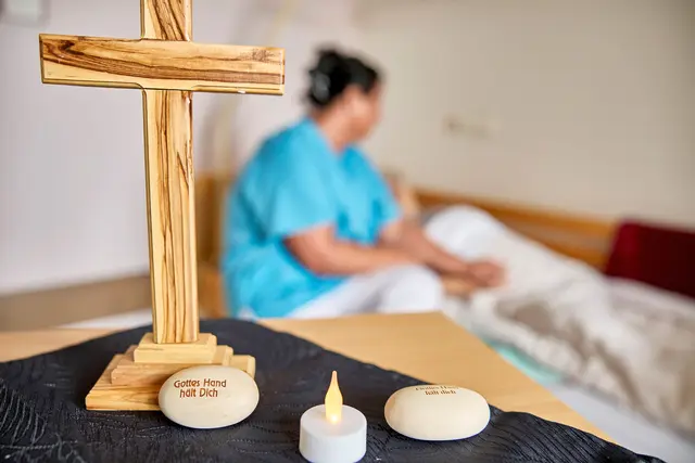 Eine Hand, eine Stimme, menschliche Nähe: Allein das kann schon helfen, die Seelennot am Sterbebett aufzufangen. | Foto: epd-bild/Werner Krueger