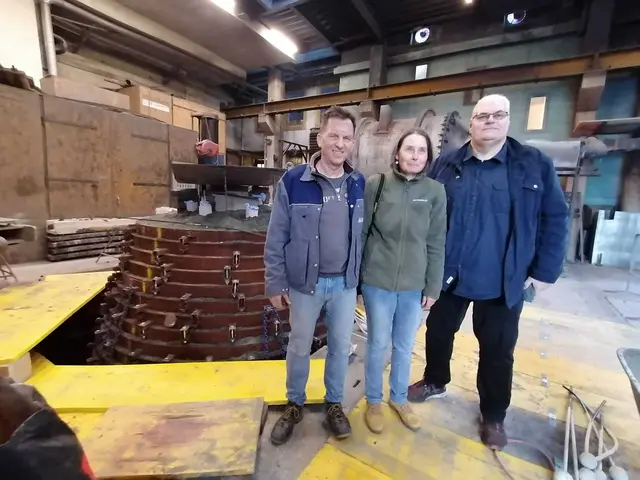 Claudiua Hartung und Rainer Kuhn vom Glockenverein Magdeburg e.V. bei der historioschen Glockengießerei Grassmayer in Innsbruck. | Foto: Glockengießerei Grassmayer Innsbruck / Claudia Hartung