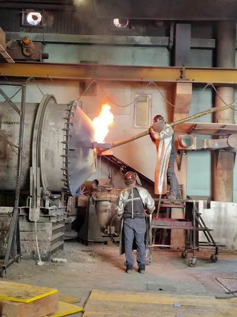 1100 Grad misst die Bronzeschmelze für den Guss der Cdredamus-Glocke. | Foto: Claudia Hartung