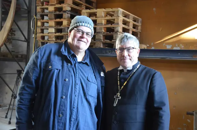 EKM-Bischof Friedrich Kramer und das Vorstandsmitglieed des Domglockenvereins Magdeburg, Rainer Kuhn, beim Glockenguss in Österreich. | Foto: Claudia Hartung