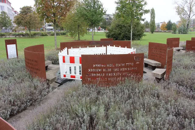 Absperrungen am jüdischen Mosaik im Karlsruher Garten der Religionen. Nach der mutwilligen Beschädigung im Herbst 2024 reagierten Religionsvertreter und die Stadt betroffen. Dass ein Stück des Mosaiks herausgerissen wurde, sei Vandalismus und ein "verheerendes Symbol" für einen Ort des Zusammenstehens. 
 | Foto:   epd-bild/Christine Süß-Demuth