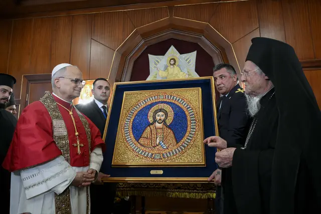 Papst Leo XIV. und der ökumenische Patriarch Bartholomäus I. (Bartholomäus) von Istanbul (v.l.) am Samstag (29.11.2025) nach der Unterzeichnung einer gemeinsamen Erklärung in Istanbul (Türkei) - als weiteres Zeichen der Annäherung zwischen dem Vatikan und dem orthodoxen Osten.  | Foto: epd-bild/Vatican Media