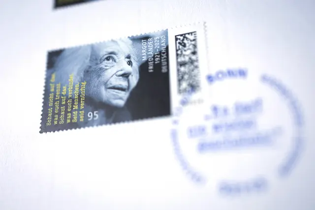 Am 25. November wurde auch ein Sonderpostwertzeichen zu Ehren von Margot Friedländer (1921-2025) vorgestellt. | Foto: epd-bild/Hans Scherhaufer
