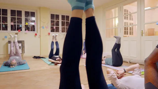 Wenn die Kirche zum Pilates-Studio wird: Im brandenburgischen Langewahl findet im Gotteshaus regelmäßig Sport statt.  | Foto: epd-bild/Matthias Kindler