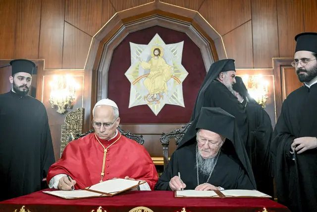 Papst Leo XIV. und Bartholomaios I., griechisch-orthodoxer Ökumenischer Patriarch von Konstantinopel und Ehrenoberhaupt der Weltorthodoxie von Istanbul (v. l.) unterzeichneten eine gemeinsame Erklärung – als Zeichen der Annäherung.  | Foto: epd-bild/Vatican Media