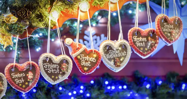In der Adventszeit essen wir besonders viele Süßigkeiten, wie hier Lebkuchenherzen.  | Foto: moofushi – stock.adobe.com