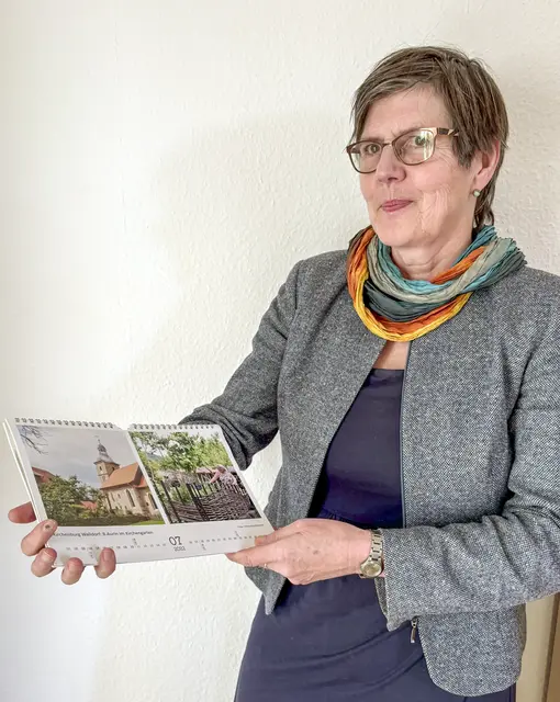 Ein spiritueller Kraftort ist für Beate Marwede Walldorf. Für die Kirchenburg, die ein Blatt ihres Kalenders ziert, war die scheidende Superintendentin Storchenpatin. | Foto: Foto: Sabine Bujack