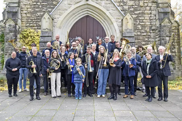 Eingeschworene Gemeinschaft: Gegründet wurde der Posaunenchor 1975 von Rainer Schurig. 2003 übernahm Kantorin Brigitte Kliegel (2. v. r.) die Leitung. Für das Jubiläum kamen viele ehemalige Bläser zusammen. | Foto: Claudia von der Heyde